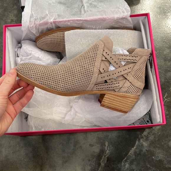 NWT Vince Camuto Women’s 6 1/2 VC-Pranika Wild Mushroom True Suede - Picture 7 of 9